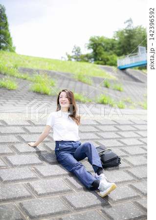 草原や河原を散歩する女性 142396592