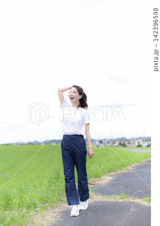 草原や河原を散歩する女性 草原や河原を散歩する女性 142396598
