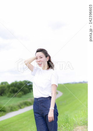 草原や河原を散歩する女性 草原や河原を散歩する女性 142396603