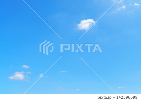 夏の日差しが眩しい青空と白い雲10 夏の日差しが眩しい青空と白い雲10 142396699