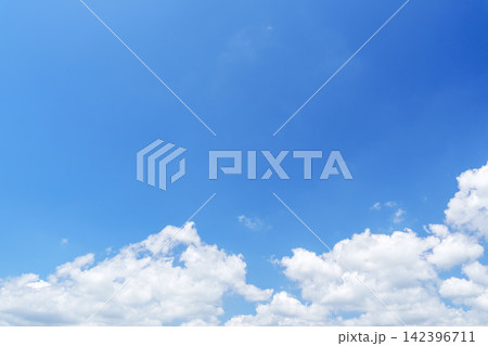 夏の日差しが眩しい青空と白い雲22 夏の日差しが眩しい青空と白い雲22 142396711