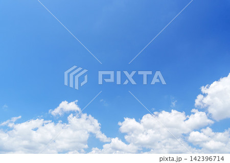夏の日差しが眩しい青空と白い雲25 142396714