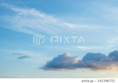 夏の夕暮れに空と雲が輝く06 夏の夕暮れに空と雲が輝く06 142396755