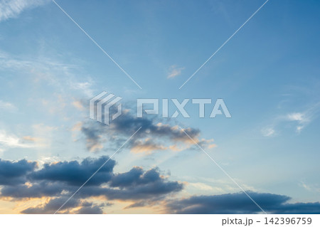 夏の夕暮れに空と雲が輝く11 142396759