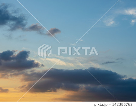 夏の夕暮れに空と雲が輝く14 夏の夕暮れに空と雲が輝く14 142396762