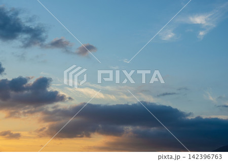 夏の夕暮れに空と雲が輝く15 142396763