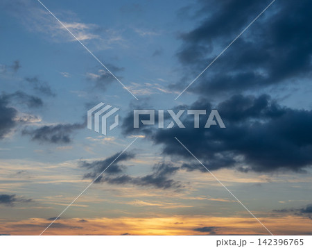夏の夕暮れに空と雲が輝く17 142396765