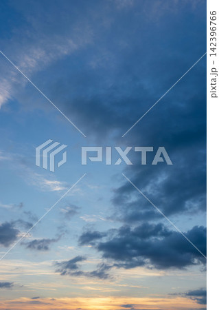 夏の夕暮れに空と雲が輝く18 夏の夕暮れに空と雲が輝く18 142396766