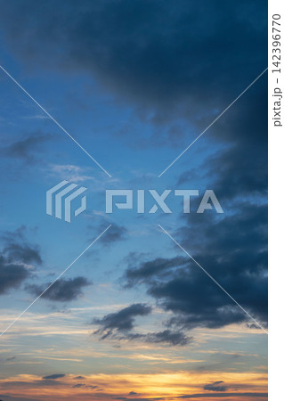 夏の夕暮れに空と雲が輝く22 142396770