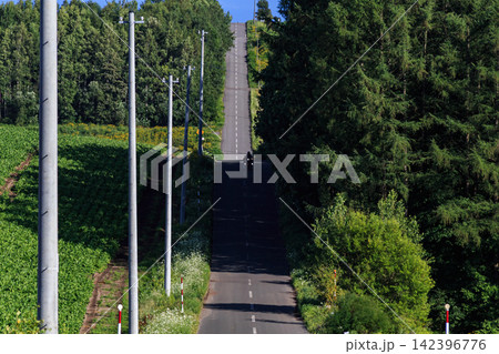 空に続いてるような道路 空に続いてるような道路 142396776