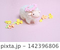 花冠をのせたひつじの年賀状　文字なし 142396806