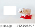 赤色敷紙に乗ったひつじのフォトフレーム年賀状　文字なし 142396807