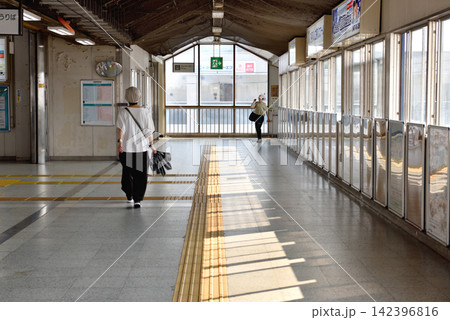 JR寒川駅改札前を歩く女性 JR寒川駅改札前を歩く女性 142396816