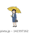 黄色い傘をさす笑顔の女性社員 142397162