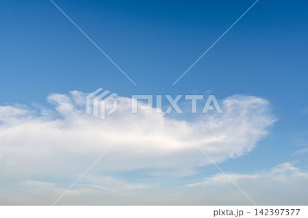 夏の夕方の青空と広がる雲34 142397377
