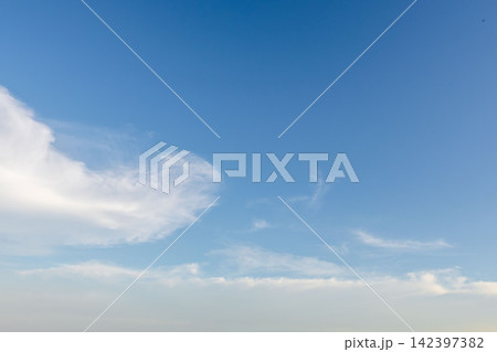 夏の夕方の青空と広がる雲39 夏の夕方の青空と広がる雲39 142397382