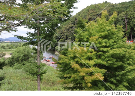 京都嵯峨野トロッコ列車から見る保津峡の新緑風景 京都嵯峨野トロッコ列車から見る保津峡の新緑風景 142397746