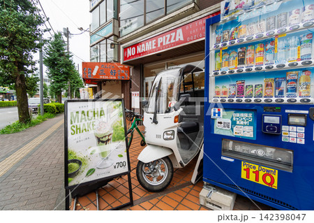 八王子市の都市風景 スクーターと自販機 八王子市の都市風景 スクーターと自販機 142398047