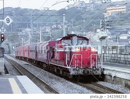鹿児島本線枝光駅にてDD51 レッドトレイン(門司港発飯塚ゆき)／2000年9月撮影 142398258