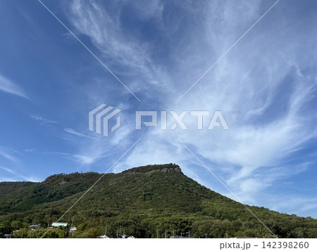 青空と踊るような雲と山 青空と踊るような雲と山 142398260