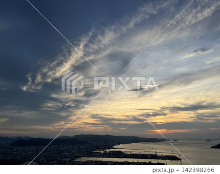 展望台から望む海と島の夕景 展望台から望む海と島の夕景 142398266