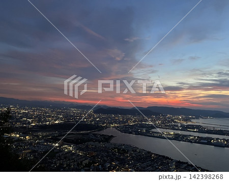 展望台から望む海と島の夕景 展望台から望む海と島の夕景 142398268