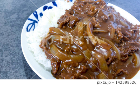 牛肉と玉ねぎがたっぷり入った手作りのハヤシライス 牛肉と玉ねぎがたっぷり入った手作りのハヤシライス 142398326