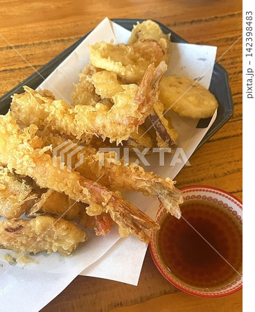 Ebi Furai, crispy deep-fried prawns coated in golden panko breadcrumbs. A Japanese favorite, perfect as a snack or served with rice, dipping sauces, or salad. 142398483