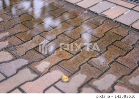 水溜り 雨上がり 雨の日 レンガ タイル 地面 素材 水溜り 雨上がり 雨の日 レンガ タイル 地面 素材 142398610