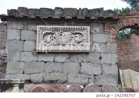 イタリア ローマ フォロ・ロマーノ遺跡の壁のレリーフ メダリオン イタリア ローマ フォロ・ロマーノ遺跡の壁のレリーフ メダリオン 142398707