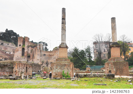 イタリア ローマ フォロ・ロマーノ遺跡 ユリウスのバジリカの基壇 イタリア ローマ フォロ・ロマーノ遺跡 ユリウスのバジリカの基壇 142398763