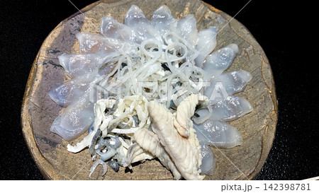 美しく盛り付けられた高級和食のふぐ刺し 美しく盛り付けられた高級和食のふぐ刺し 142398781