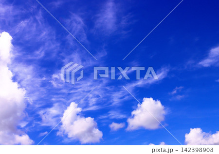 青空に浮かぶ白い雲 142398908