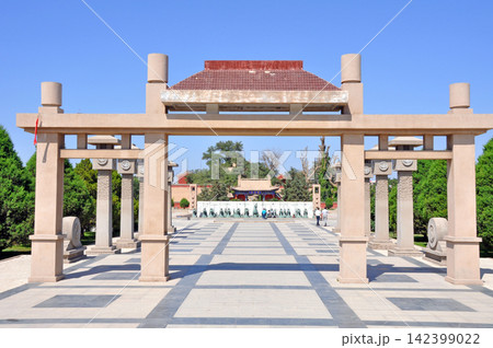 中国 シルクロード 河西回廊 甘粛省 武威市 雷神廟 雷台漢墓 参道 中国 シルクロード 河西回廊 甘粛省 武威市 雷神廟 雷台漢墓 参道 142399022
