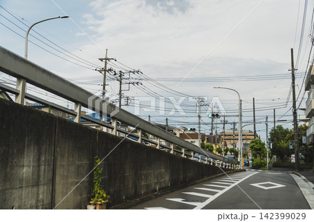 陸橋と交差する生活道路 陸橋と交差する生活道路 142399029