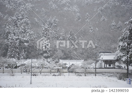 雪降る山里の寺 雪降る山里の寺 142399050