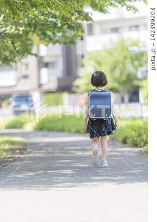 通学路を歩くランドセル姿の小学生の後ろ姿 通学路を歩くランドセル姿の小学生の後ろ姿 142399203