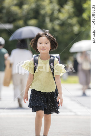 笑顔で通学路を走るランドセル姿の小学生 笑顔で通学路を走るランドセル姿の小学生 142399238