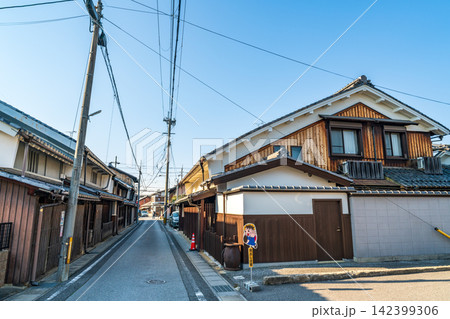 【重要伝統的建造物群保存地区】河原町芹町地区 旧芹新町の春の風景4 滋賀県彦根市 【重要伝統的建造物群保存地区】河原町芹町地区 旧芹新町の春の風景4 滋賀県彦根市 142399306