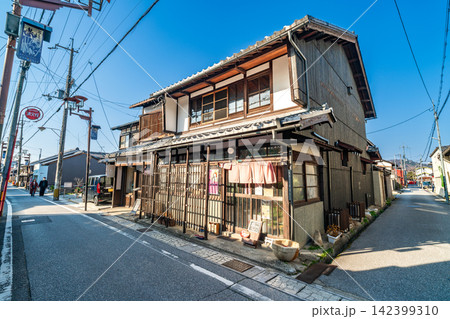 【重要伝統的建造物群保存地区】河原町芹町地区　旧安清町の春の風景2　滋賀県彦根市 142399310