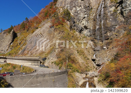 秋の白山白川郷ホワイトロード ふくべの大滝 秋の白山白川郷ホワイトロード ふくべの大滝 142399620