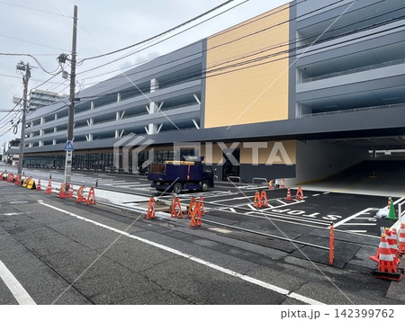 群馬県太田市、新築ビルと立体駐車場のある新市街【8月】 142399762