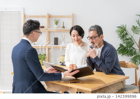 商談をする夫婦 商談をする夫婦 142399896