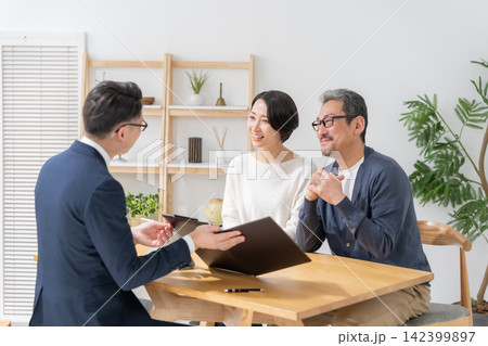 商談をする夫婦 142399897