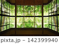 ゲーム背景　和風屋敷の和室から見える夏の緑の森 142399940