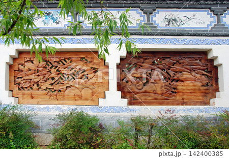 中国・雲南省 麗江市 世界遺産 麗江古城 木彫の装飾壁 中国・雲南省 麗江市 世界遺産 麗江古城 木彫の装飾壁 142400385