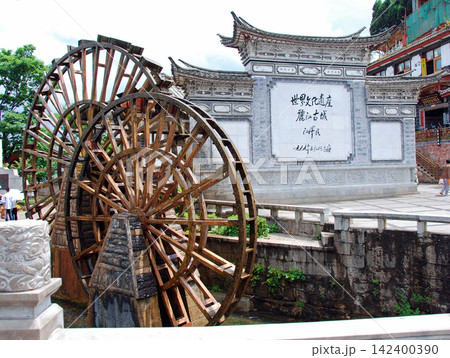 中国　雲南省　世界遺産　麗江古城　シンボルの大水車 142400390