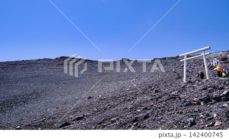 富士山にある白い鳥居と花崗岩でできた登山道 富士山にある白い鳥居と花崗岩でできた登山道 142400745