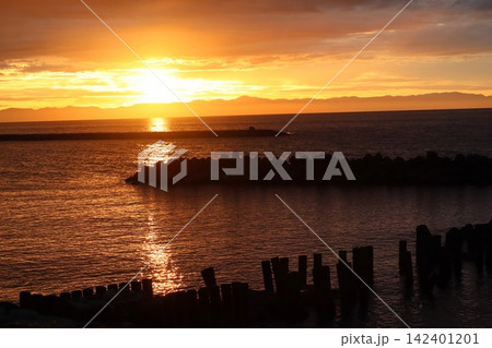日本海の美しい夕日の風景 新潟県新潟市 関屋浜海水浴場 日本海の美しい夕日の風景 新潟県新潟市 関屋浜海水浴場 142401201