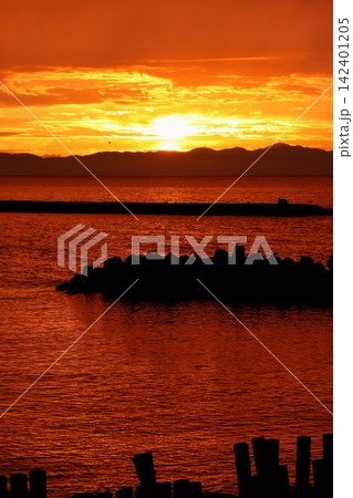 日本海の美しい夕日の風景 新潟県新潟市 関屋浜海水浴場 日本海の美しい夕日の風景 新潟県新潟市 関屋浜海水浴場 142401205